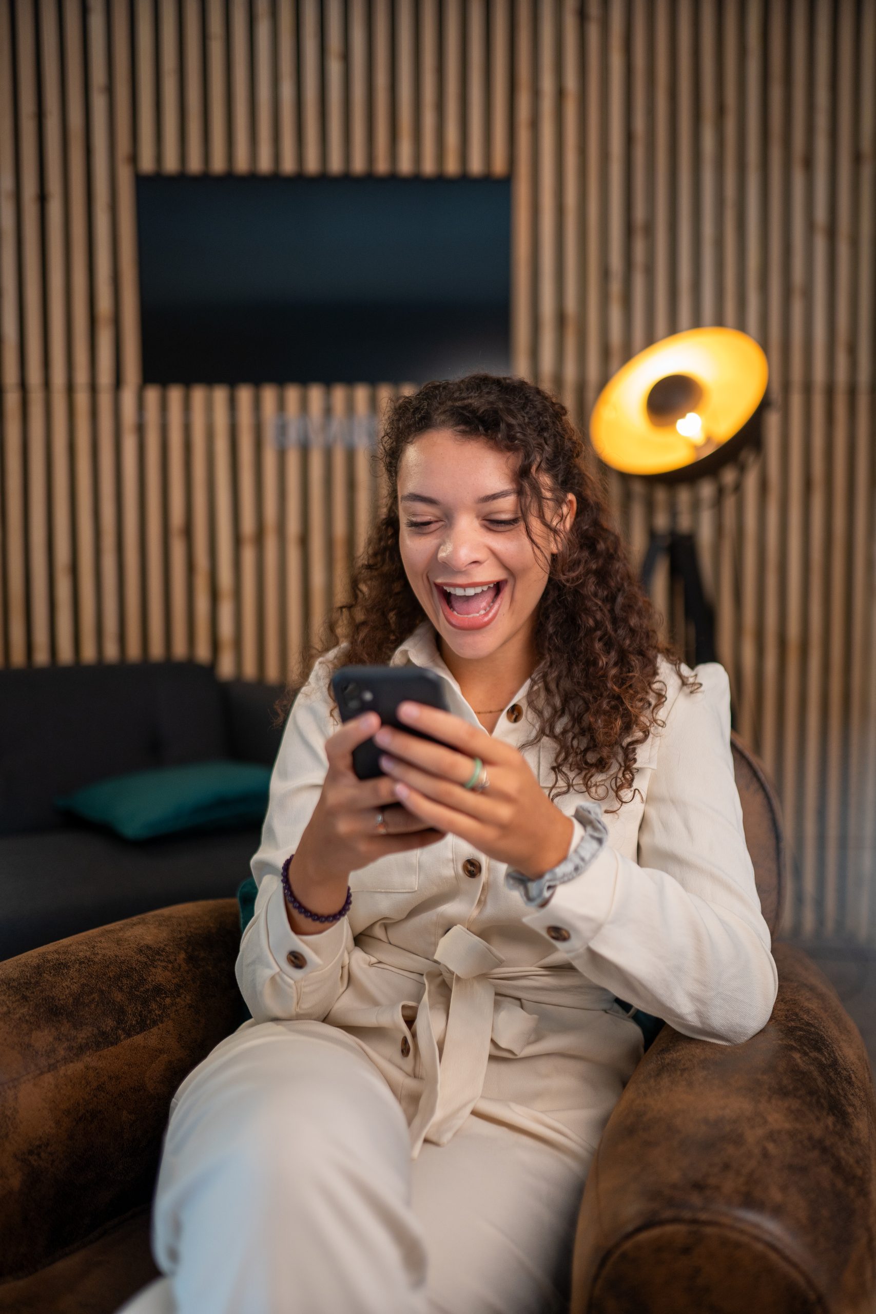 Photo d'Iléana Germenot sur son téléphone, en train de sourire
